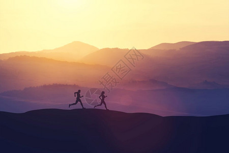 男女在日落时国内的山丘上奔跑运动生活方式3D说明图片