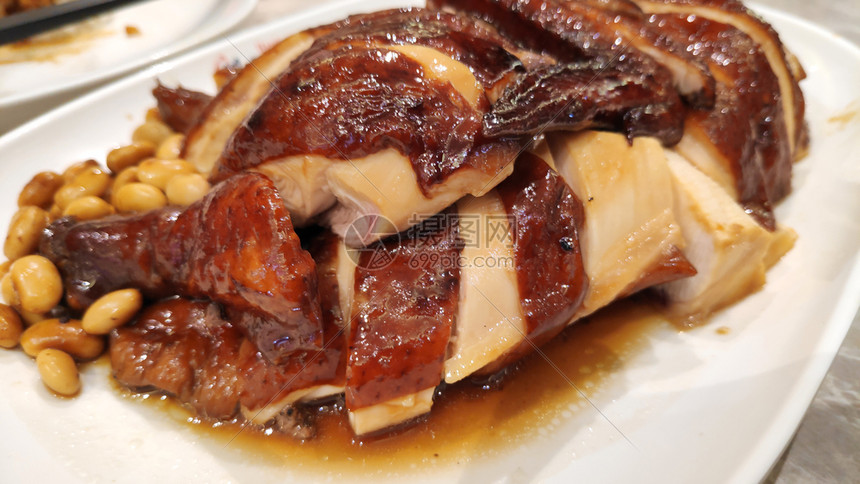 香港大豆酱鸡肉在盘子上图片