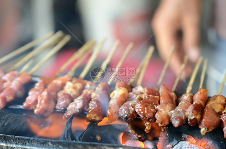 印度尼西亚烧烤的肉用木制叉成的烤图片