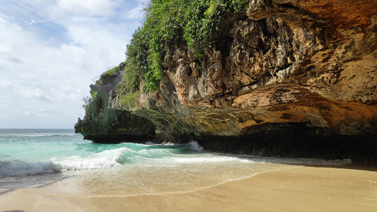 巴厘岛美丽隐藏的苏露班海滩景象只有在低潮时才能进入图片