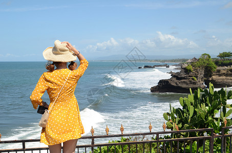 巴厘岛Tanah地块背景上的女人图片