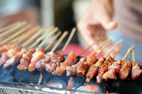 印度尼西亚烧烤的肉用木制叉成的烤图片
