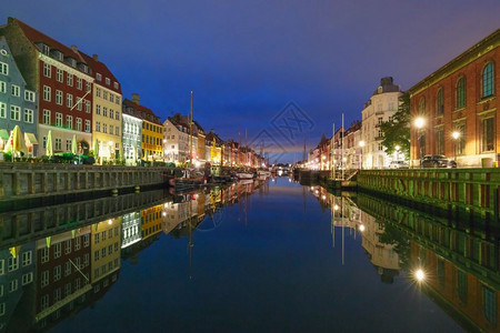 丹麦首都哥本哈根老城的旧房子和船多彩外表丹麦哥本哈根的Nyhavn图片