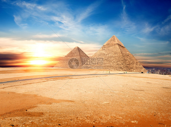 日落时吉萨沙漠的埃及金字塔图片