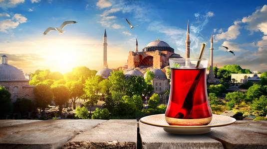 土耳其伊斯坦布尔日落时茶叶和圣索菲亚图片