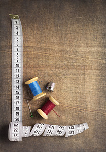 木制表格背景顶视图的缝纫工具和附件图片