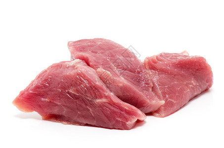 切菜板上的生牛肉，烤成牛排背景图片