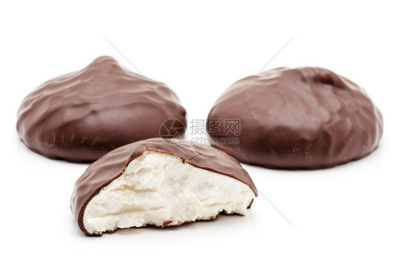 白色背景的巧克力覆盖棉花糖图片