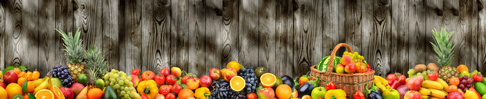 黑色木墙底壁上全景光照健康蔬菜和水果文字自由空间图片