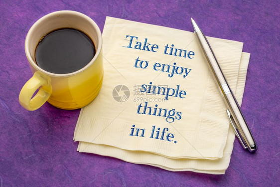 花时间享受生活中的简单事物在餐巾纸上写笔迹用咖啡杯和彩色纸质作对比图片