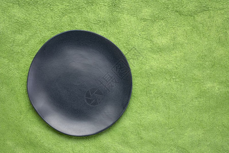 绿色手工制作的HuunMayan纸上不规则边缘带有复制空间的黑瓷板图片