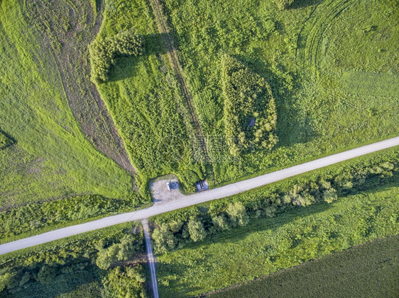 密西和苏里河汇合哥伦比亚海底保护区的碎石路和田地图片