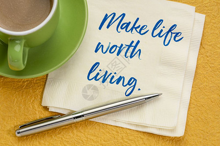 使生活变得值笔迹在餐巾纸上加一杯咖啡图片