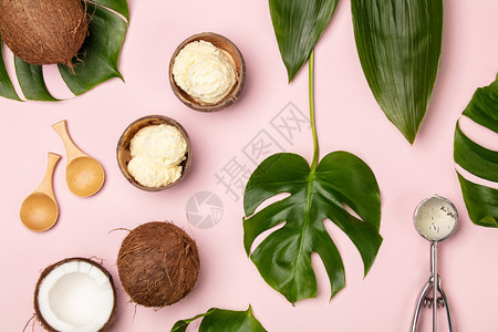 创意公寓与椰子冰淇淋和热带植物以粉红色背景为创意公寓与椰子冰淇淋和热带植物为背景图片