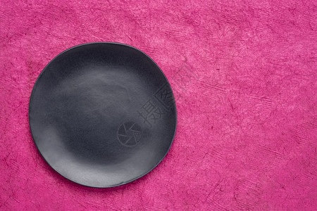 粉红色手工制作的HuunMayan纸上不规则边緣复制空间的黑瓷板图片