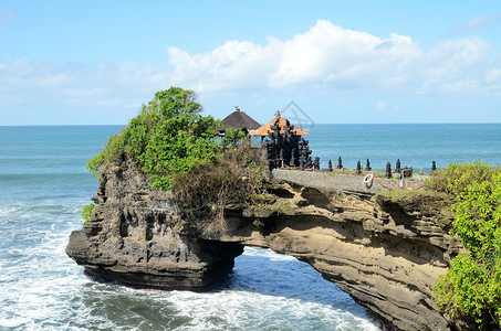 PuraBatuBolong在印度尼西亚巴厘岛海岸悬崖边缘图片