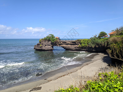 PuraBatuBolong在印度尼西亚巴厘岛海岸悬崖边缘图片