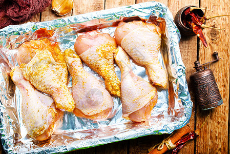 鸡腿煮未含盐和香料的鸡肉图片