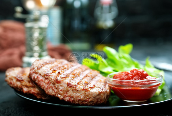 切菜板上的生牛肉，烤成牛排图片