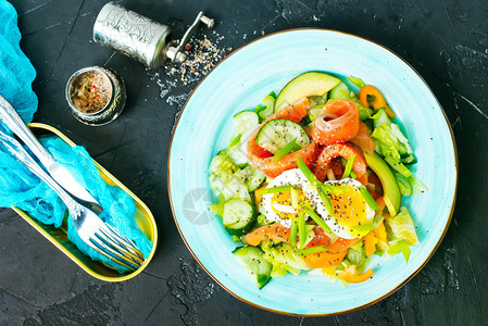 新鲜沙拉和生鲑鱼鳄梨蔬菜图片
