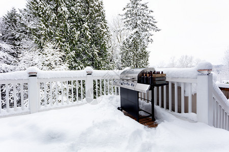 BBQ锅炉冬季在家户外甲板上加啤酒瓶背景图片