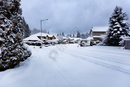 美国西北的雪暴住家和黑暗的天空背景图片