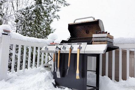 烧烤炉配有啤酒和牛肉供冬季使用图片