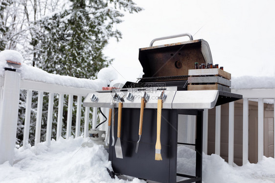 烧烤炉配有啤酒和牛肉供冬季使用图片