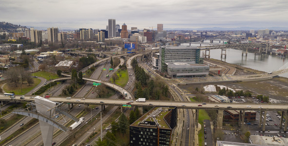 通往波特兰和周边的Willamette河的道路大摇摆流进和环绕波特兰图片