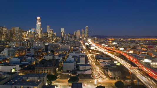 进出旧金山的汽车晚上在市中心夜里赶着时间图片