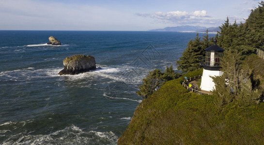 Mears角灯塔下面对高震的太平洋海浪碰撞图片