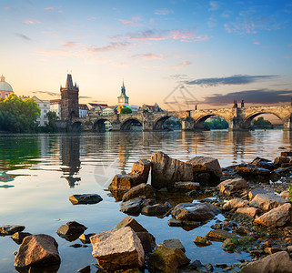 布拉格Charles桥附近的Vltava河岸上的石头图片