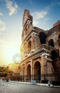 日出时在罗马的Colosseum墙上浏览图片