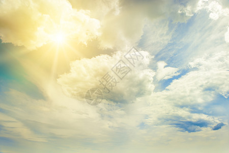 蓝天有明亮的太阳白云美丽图片