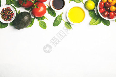 白石背景的橄榄油醋蔬菜和香料做沙拉饭清洁饮食概念平躺地新鲜蔬菜背景平躺顶层观点图片