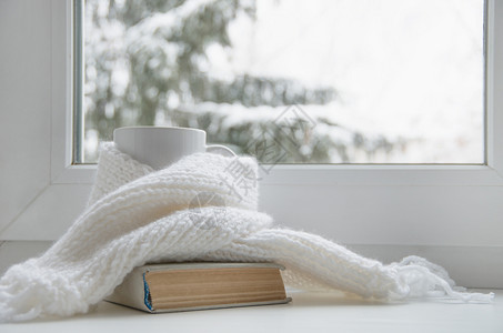 窗台上的热茶和羊毛编织物图片