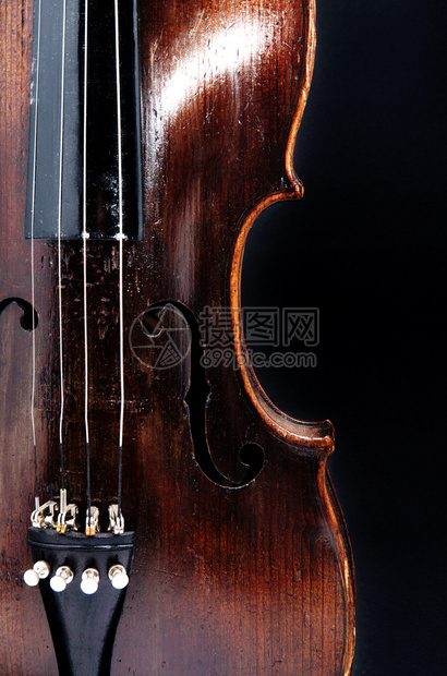 Violin音乐器团特响器隔离在黑色上图片