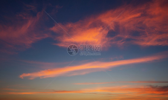 紫橙色的日落天空美丽的图片