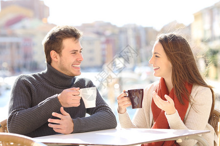 情侣在餐馆喝咖啡图片