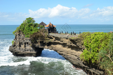印度尼西亚巴厘岛蓝天的TanahLot水塔纳神庙图片