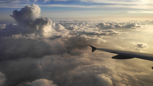 空中机翼从云天空的窗口向外望去图片