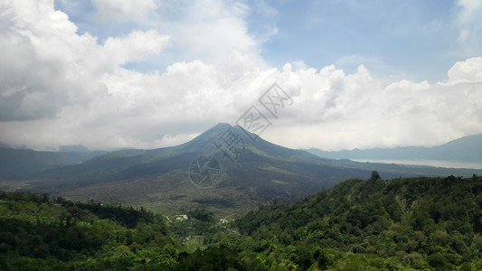 巴厘金塔马尼的图尔火山是一个活火图片