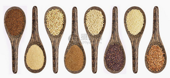 零谷类从左边卡尼瓦阿马拉特小麦塔夫高梁黑quinoa小米和棕在白色上隔离的木勺图片