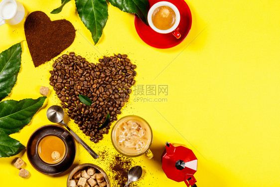 以心形咖啡豆和黄色背景平地上的各种咖啡文字空间黄色背景咖啡平面顶视图片