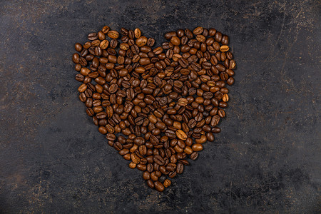 咖啡豆以深生背景的心形咖啡豆以心形平躺顶视图片