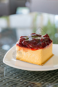白盘中的草莓芝士蛋糕图片