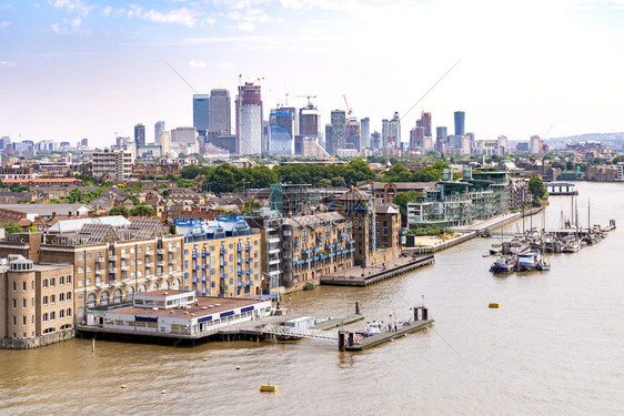 伦敦市风景与泰晤士河前往英国伦敦加那利码头图片