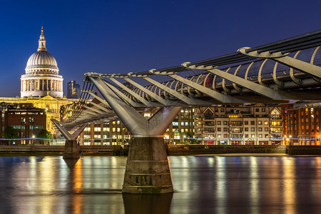 英国伦敦圣堡教堂与千年桥日落黄昏图片