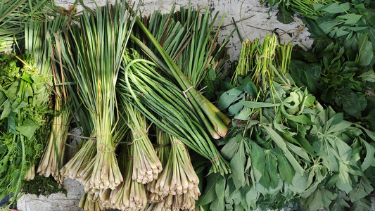 在巴厘当地市场上销售的各种蔬菜背景图片