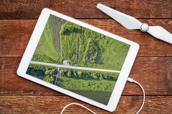 密西比和苏里河附近靠密西比和苏里河的道路和田地在哥伦比亚底保护区汇合审查数字平板上的空中图像图片